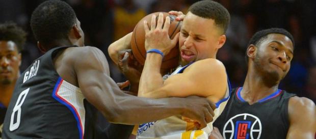 Stephen Curry bajo la defensa de los Clippers Stephen Curry bajo la defensa de los Clippers