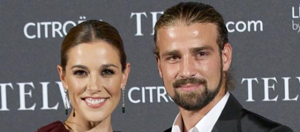 Una pareja aparentemente feliz Una pareja aparentemente feliz