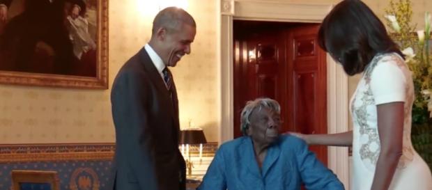 Barack Obama la dans cu o femeie de 106 ani Barack Obama la dans cu o femeie de 106 ani