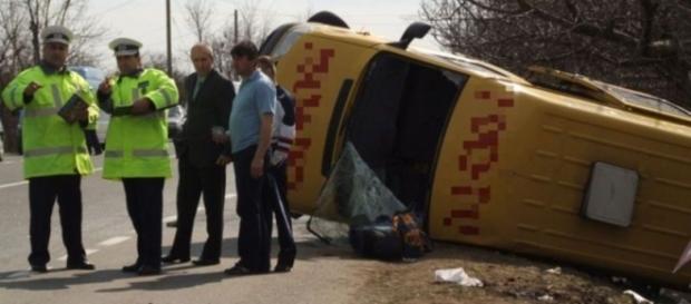 Microbuz şcolar implicat într-un acident Microbuz şcolar implicat într-un acident