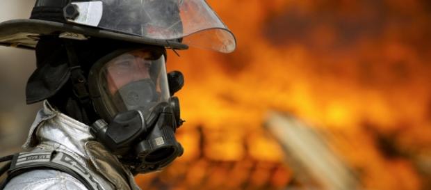 Três pessoas tentaram atrapalhar os bombeiros Três pessoas tentaram atrapalhar os bombeiros