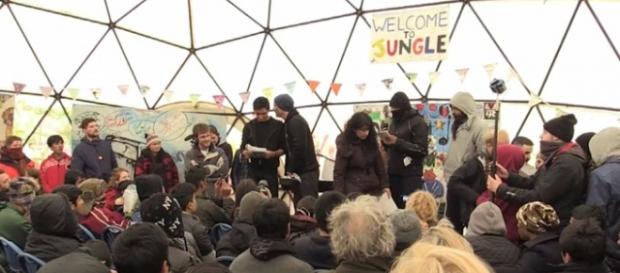Vedete britanice au vizitat ”Jungla” din Calais Vedete britanice au vizitat ”Jungla” din Calais