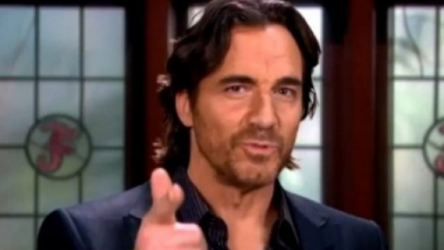 Ridge Forrester nel suo ufficio