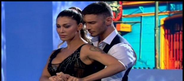 Belen e Stefano ballano in trasmissione Belen e Stefano ballano in trasmissione