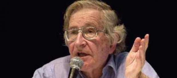 Noam Chomsky, el motivo de tan absurda polémica. Noam Chomsky, el motivo de tan absurda polémica.