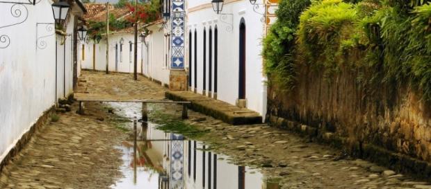 Rede pluvial e de esgoto a ceu aberto em Parati. Rede pluvial e de esgoto a ceu aberto em Parati.