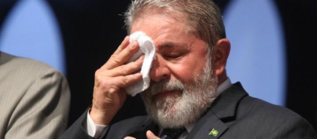 Segundo site, Lula está triste com investigações Segundo site, Lula está triste com investigações