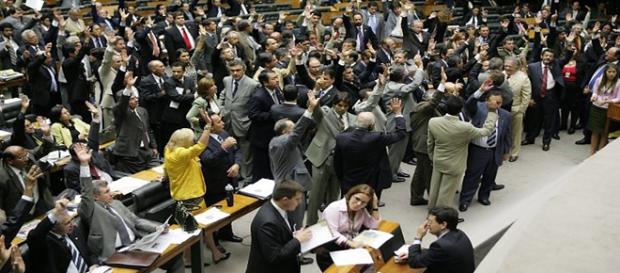 Deputados ganham mais um aumento Deputados ganham mais um aumento