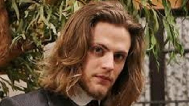 Una Vita: Claudio è omosessuale