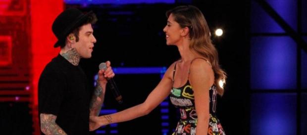 Fedez mentre discute con Belen. Fedez mentre discute con Belen.
