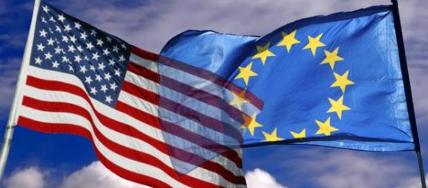 Le bandiere dell'Unione Europea e dell'America Le bandiere dell'Unione Europea e dell'America
