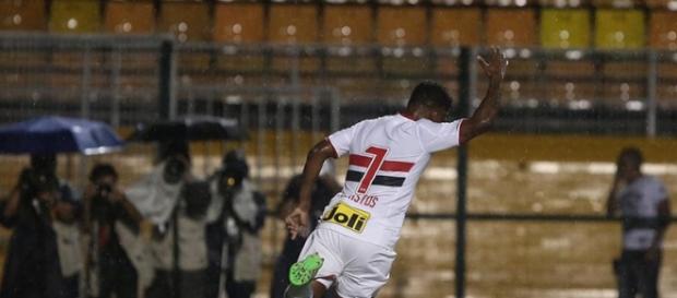 Michel Bastos garante vitória do tricolor paulista Michel Bastos garante vitória do tricolor paulista