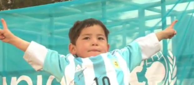 Murtaza com a camisa autografada por Messi. Murtaza com a camisa autografada por Messi.