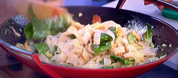 Noodles con salsa di soia e gamberetti Noodles con salsa di soia e gamberetti
