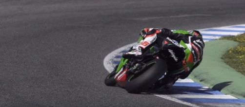 Il britannico Tom Sykes in sella su Kawasaki