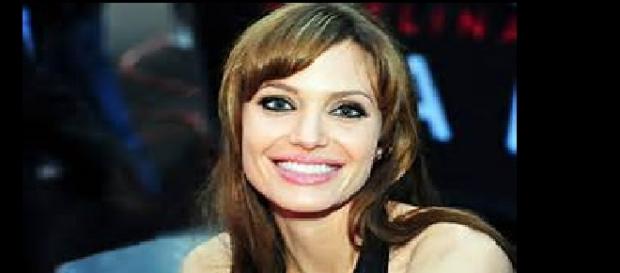 Angelina en escenas de topless Angelina en escenas de topless