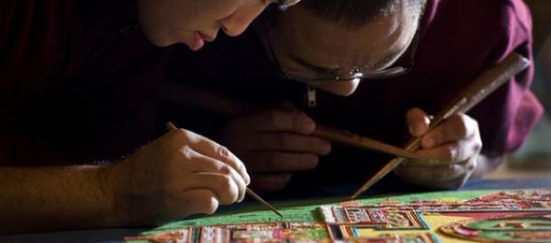Dos monjes tibetanos efectuando mandalas Dos monjes tibetanos efectuando mandalas