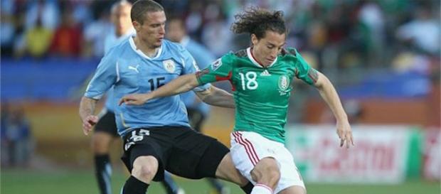 Guardado retiene el esférico ante la marca rival. Guardado retiene el esférico ante la marca rival.