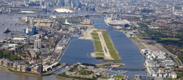 London City Airport, a 10km do centro de Londres. London City Airport, a 10km do centro de Londres.