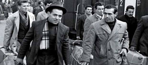 NUESTROS ABUELOS EMIGRANTES EN LOS 60 NUESTROS ABUELOS EMIGRANTES EN LOS 60