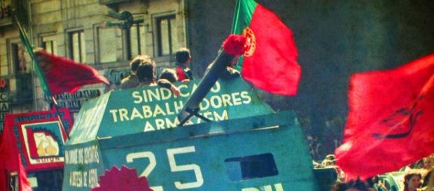 O povo uniu-se aos militares durante o movimento. O povo uniu-se aos militares durante o movimento.