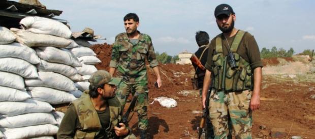 Soldati siriani impegnati al fronte contro l'Isis Soldati siriani impegnati al fronte contro l'Isis