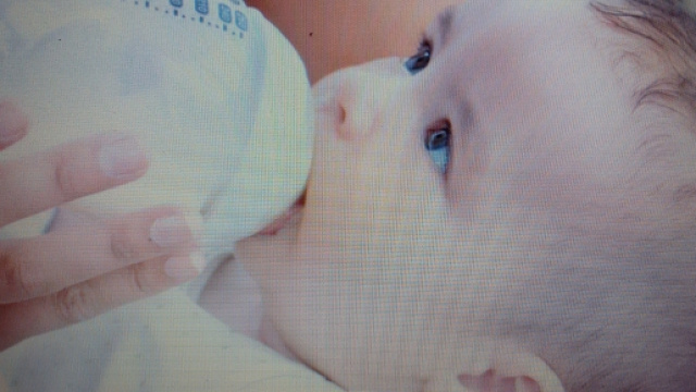 Genitori vegani e latte di mandorla ai neonati.