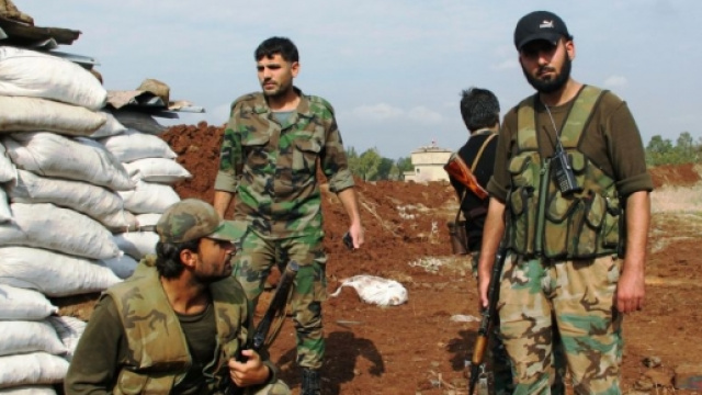 Soldati siriani impegnati al fronte contro l'Isis