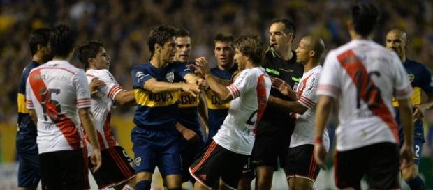 Boca Juniors vs River Plate enfrentandose Boca Juniors vs River Plate enfrentandose