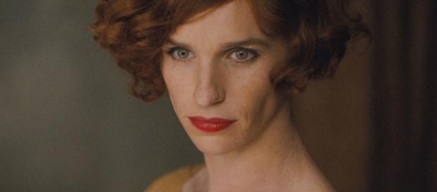 Eddie Redmayne nei panni di Lili Elbe. Eddie Redmayne nei panni di Lili Elbe.