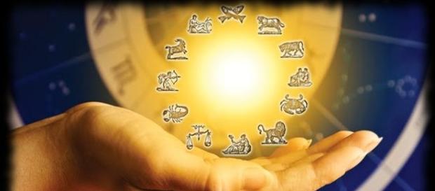 Mișcarea anuală aparentă a Soarelui în zodiac Mișcarea anuală aparentă a Soarelui în zodiac