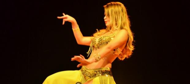 Mulher praticando Dança do ventre Mulher praticando Dança do ventre