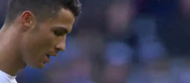 Cara de desolación de CR7 al acabar el derbi. Cara de desolación de CR7 al acabar el derbi.