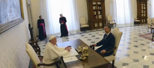 Francisco ni sonrió a Macri y supo abrazar a CFK Francisco ni sonrió a Macri y supo abrazar a CFK