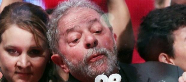 Lula admite ser dono do sítio em Atibaia Lula admite ser dono do sítio em Atibaia