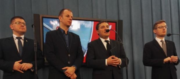 Posłowie Ruchu Narodowego na konferencji w Sejmie Posłowie Ruchu Narodowego na konferencji w Sejmie