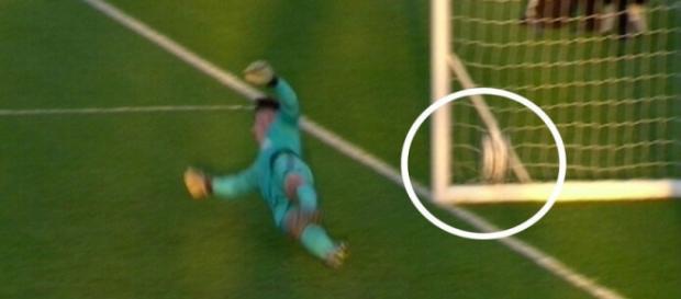 Se percive claramente como entra el balón. Se percive claramente como entra el balón.