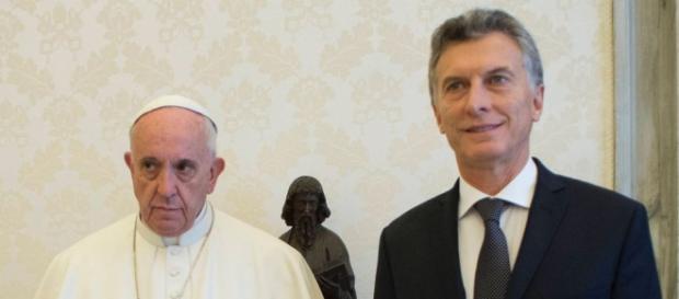 un gesto poco común en el Papa Francisco un gesto poco común en el Papa Francisco