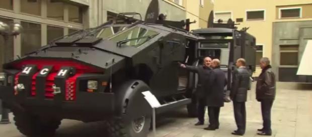 Vladimir Putin inspectează Batmobilul - Foto RT Vladimir Putin inspectează Batmobilul - Foto RT