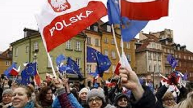 Manifestazione a Varsavia contro il governo