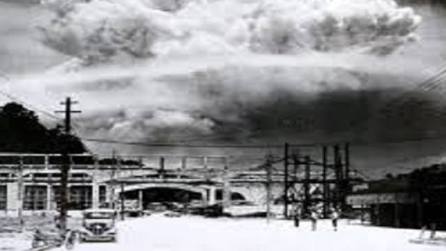 Nagasaki durante l'esplosione atomica