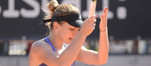 Simona Halep during a tennis match (Flickr)