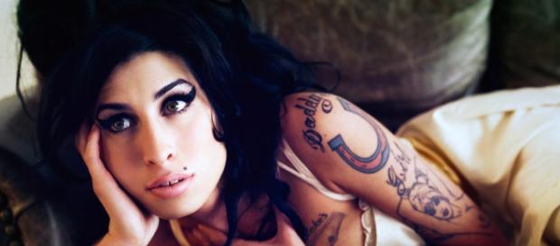 Amy Winehouse faleceu em 2011 por abuso de álcool Amy Winehouse faleceu em 2011 por abuso de álcool