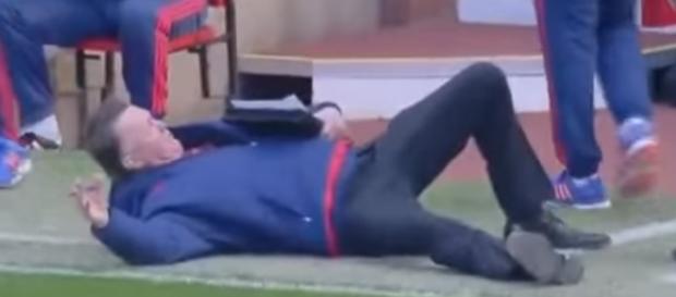Así se tiró el DT holandés frente al árbitro Así se tiró el DT holandés frente al árbitro