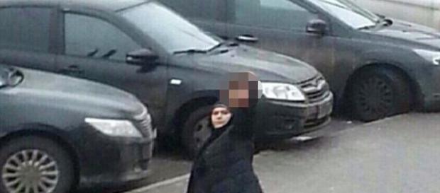 Bona ucigașă ținând în mână craniul fetiței Bona ucigașă ținând în mână craniul fetiței