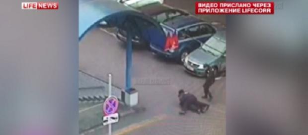 Il momento dell'arresto della donna a Mosca Il momento dell'arresto della donna a Mosca