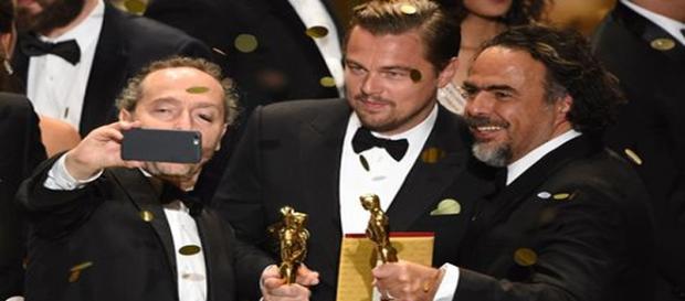 Lubezki toma selfie con Iñárritu y DiCaprio (AFP) Lubezki toma selfie con Iñárritu y DiCaprio (AFP)