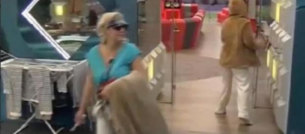 Momento en el que Charlotte coge el cepillo Momento en el que Charlotte coge el cepillo