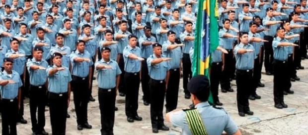 Policiais Militares em solenidade Policiais Militares em solenidade
