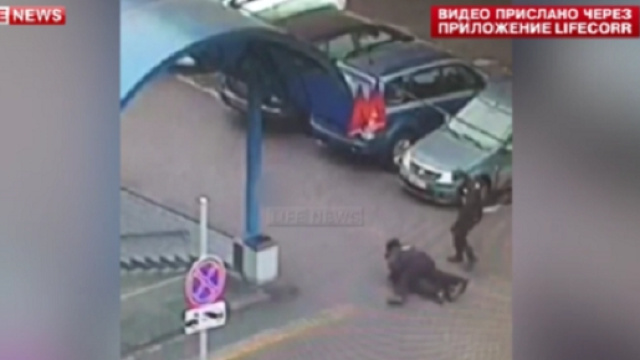 Il momento dell'arresto della donna a Mosca